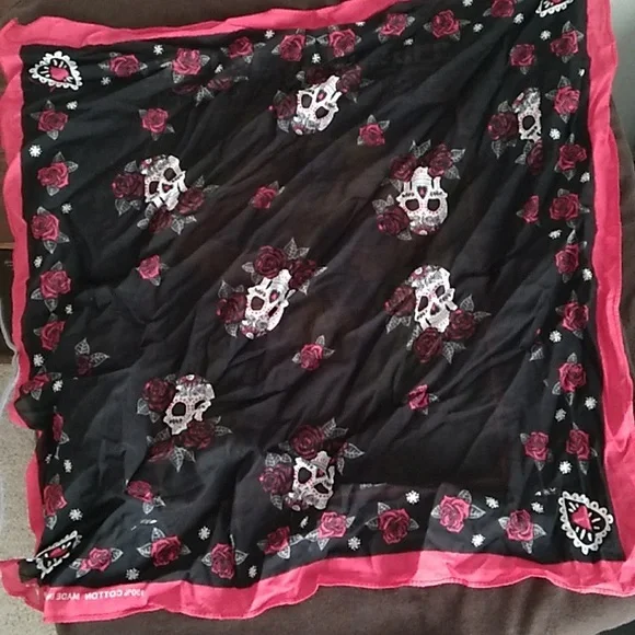 Skull Bandana - Picture 2 of 2